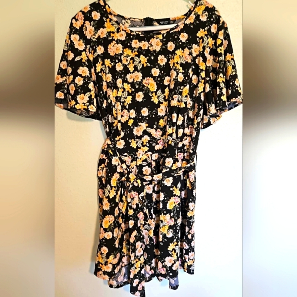 Shein Flowy Floral Shorts Romper with Belt. SZ. 2XL